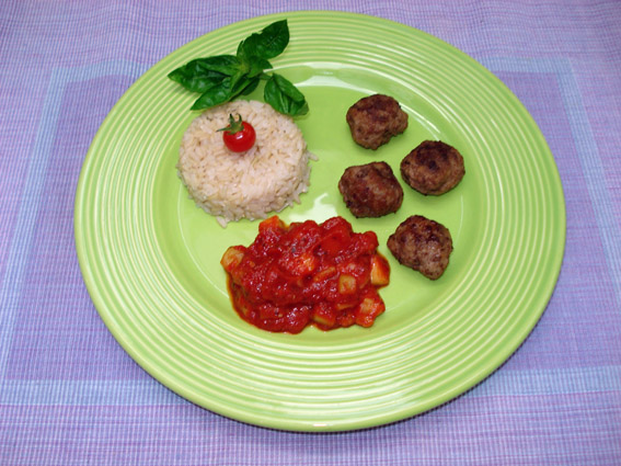 Fleischbällchen mit Tomaten-Zucchini-Soße auf Reis