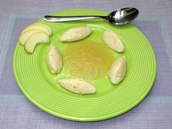 Quarknockerl mit Apfelmus